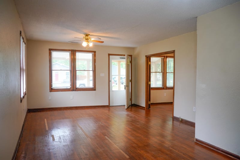 302 King St, Mount Hope, KS 67108-9596