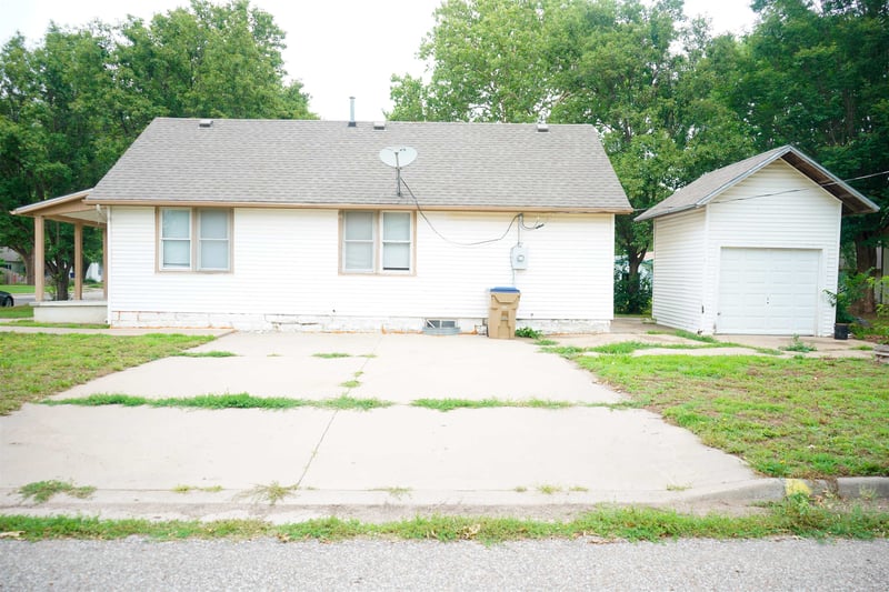 302 King St, Mount Hope, KS 67108-9596