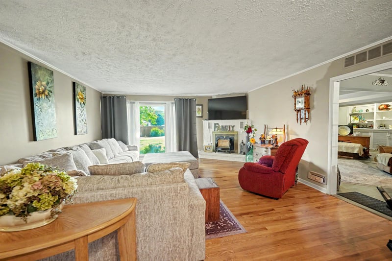 1111 Sunrise Dr, Salina, KS 67401
