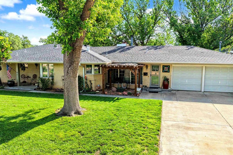 1111 Sunrise Dr, Salina, KS 67401