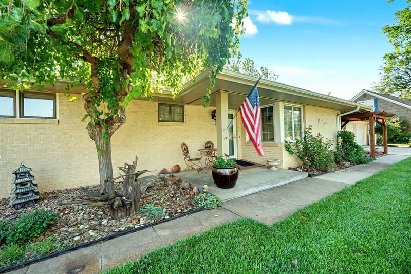 1111 Sunrise Dr, Salina, KS 67401