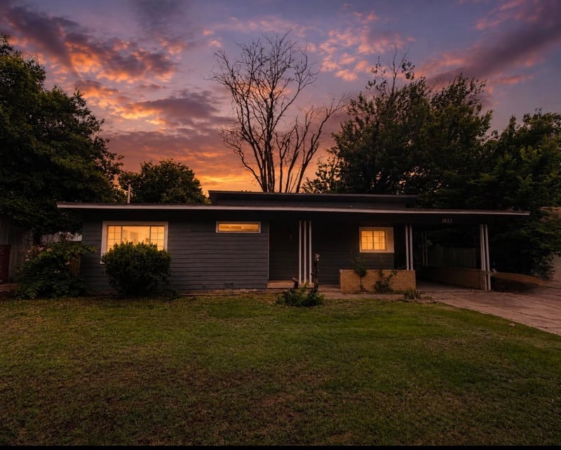 1927 E Glen Oaks, Wichita, KS 67216