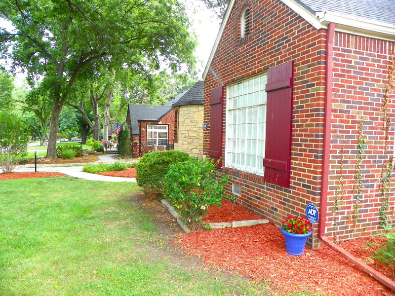 207 Parkwood Ln, Wichita, KS 67208-4144