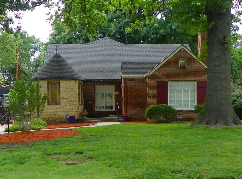 207 Parkwood Ln, Wichita, KS 67208-4144