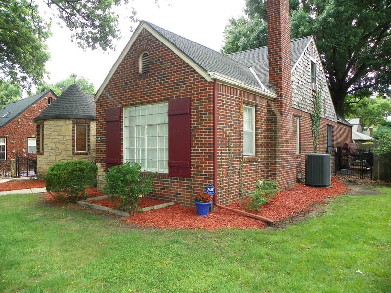 207 Parkwood Ln, Wichita, KS 67208-4144