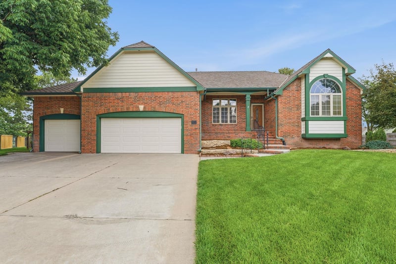 328 Campus Ct, North Newton, KS 67117