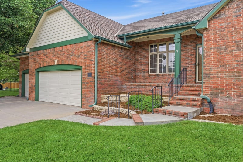 328 Campus Ct, North Newton, KS 67117