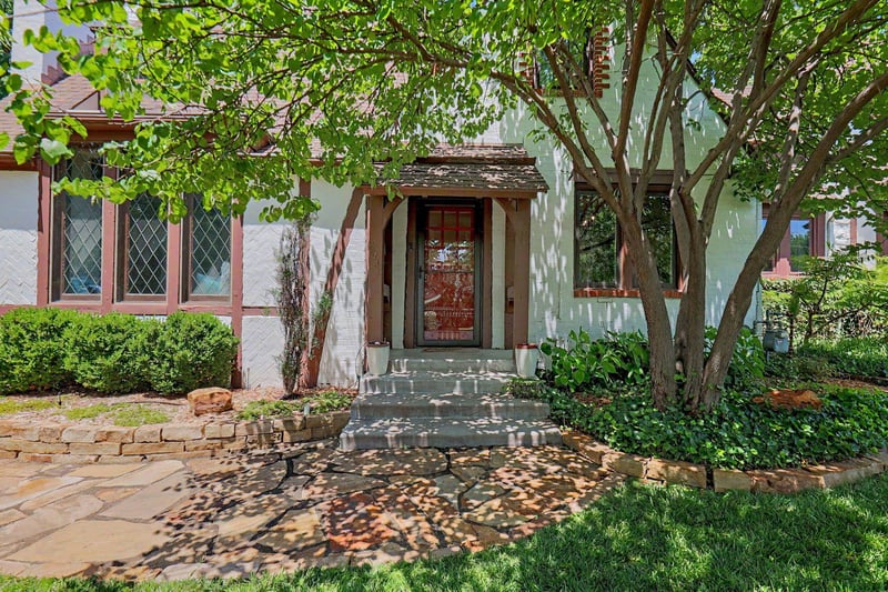 3740 Sleepy Hollow Dr, Wichita, KS 67208