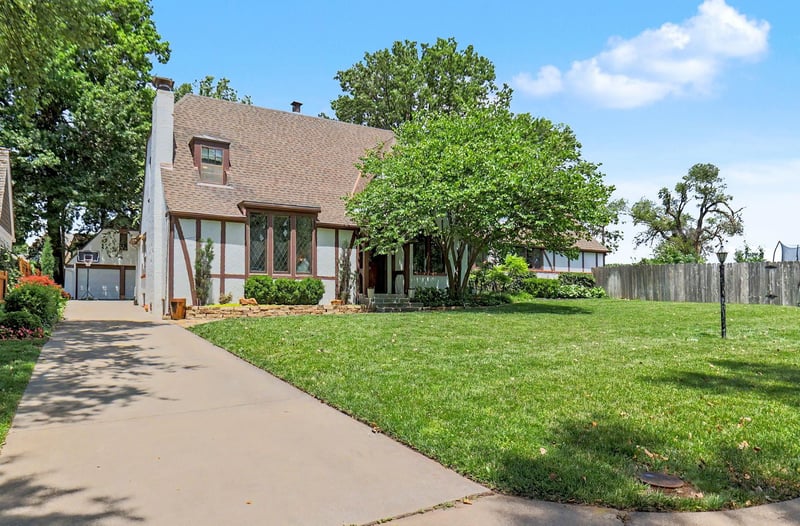 3740 Sleepy Hollow Dr, Wichita, KS 67208