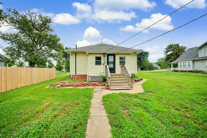 908 Maple St, Gypsum, KS 67448