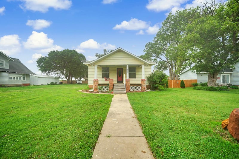 908 Maple St, Gypsum, KS 67448