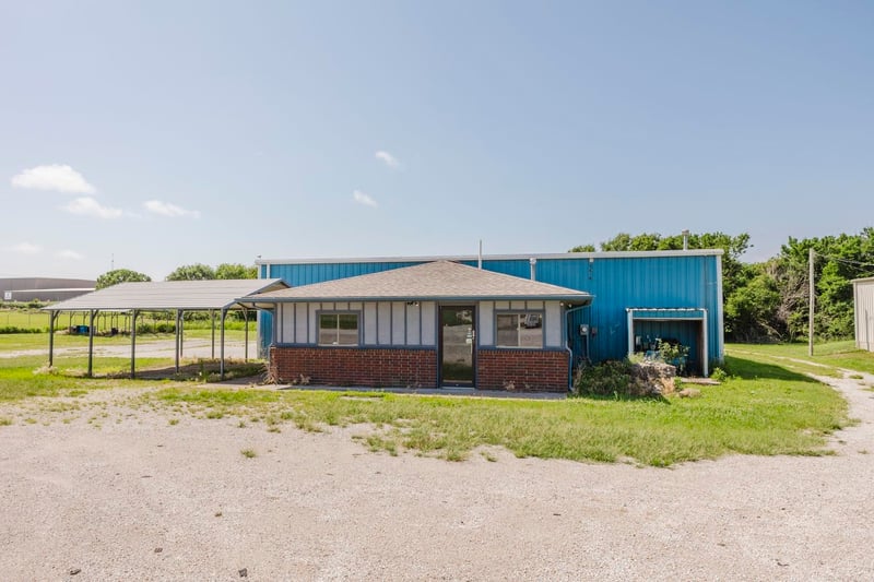 3315 Central , Winfield, KS 67156