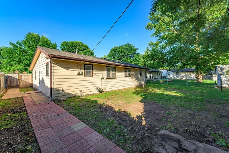 1339 N El Paso Dr, Derby, KS 67037