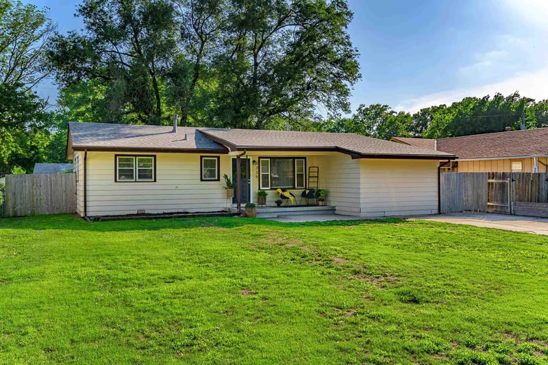 1339 N El Paso Dr, Derby, KS 67037