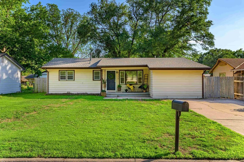 1339 N El Paso Dr, Derby, KS 67037