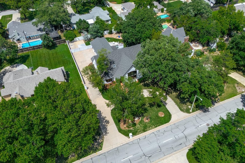 24 Douglas Ave, Eastborough, KS 67206