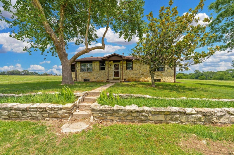 14464 172nd Rd, Winfield, KS 67156