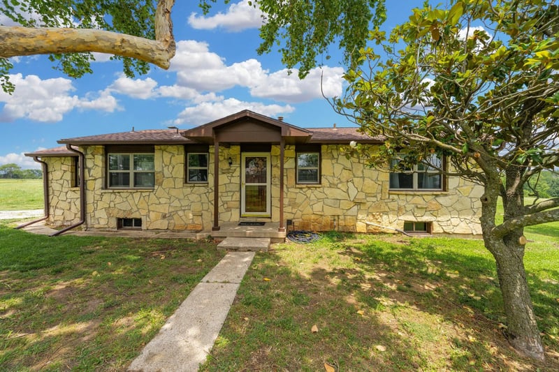 14464 172nd Rd, Winfield, KS 67156