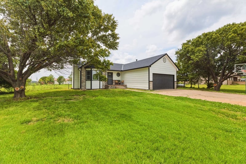 8743 Ross, Valley Center, KS 67147