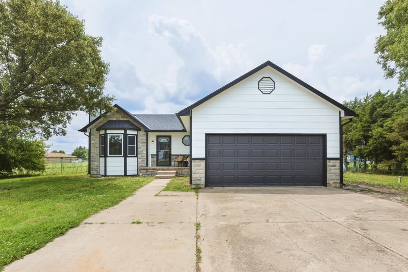 8743 Ross, Valley Center, KS 67147
