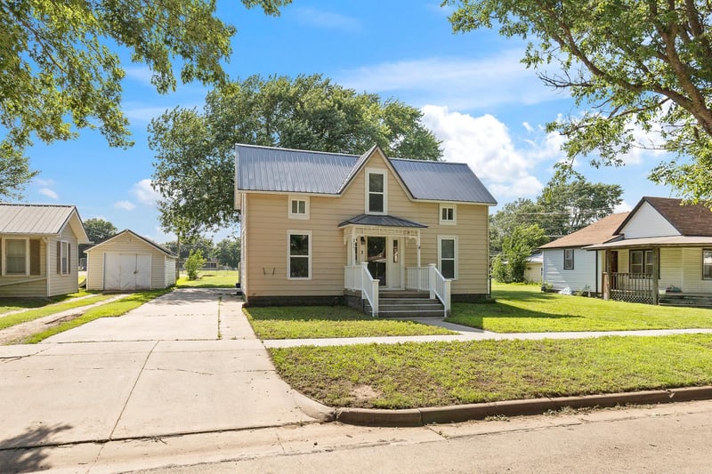 217 Emporia St, Haven, KS 67543