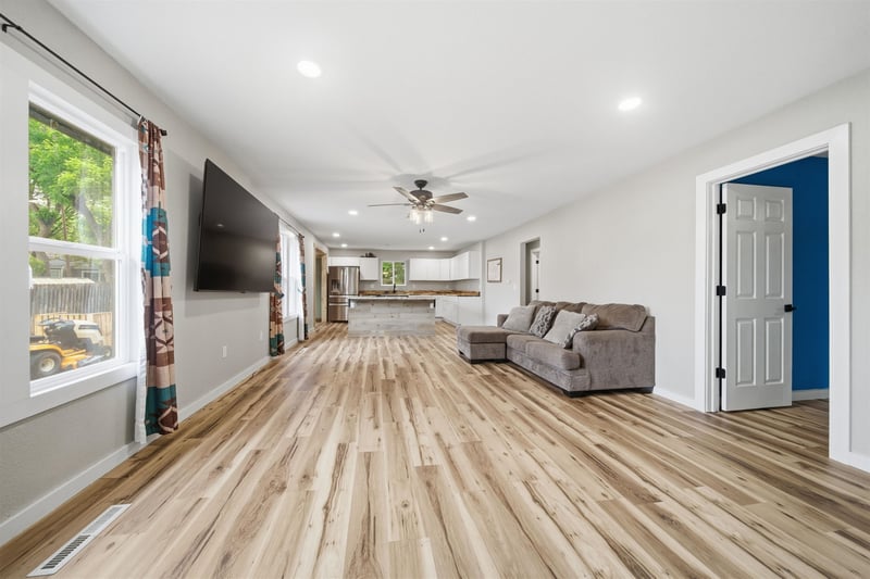 1206 Henry , Augusta, KS 67010