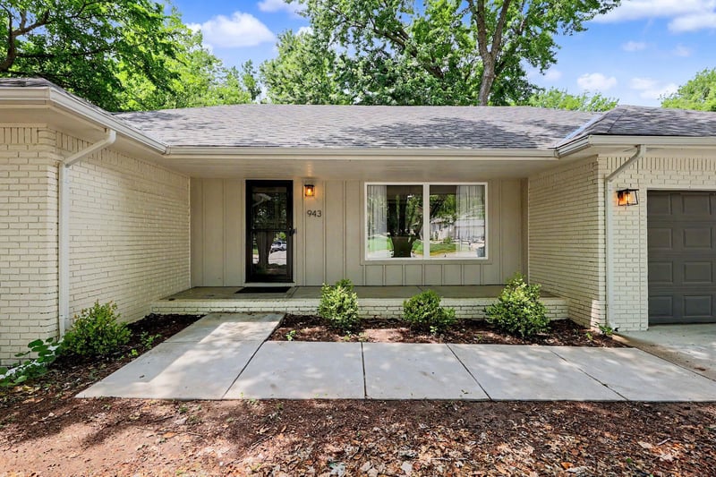943 N Briarwood Rd, Derby, KS 67037