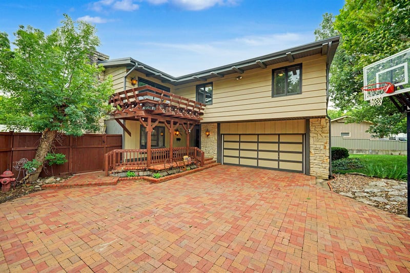 125 S Hilldale Rd, Salina, KS 67401