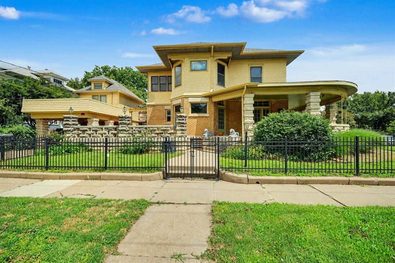 340 8th St, Salina, KS 67401