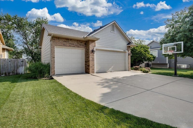 10405 W Greenfield St, Wichita, KS 67215