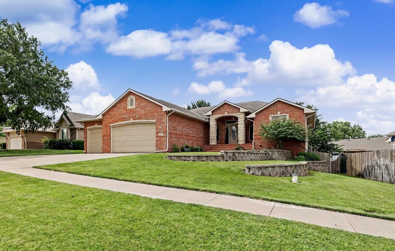1013 E Pembrook Rd, Derby, KS 67037