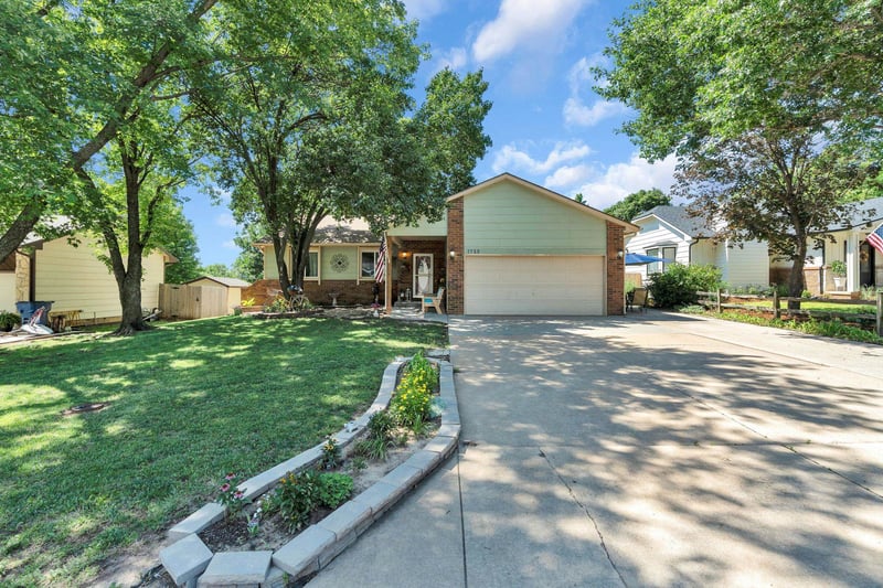1713 E Cresthill Rd, Derby, KS 67037