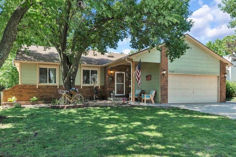 1713 E Cresthill Rd, Derby, KS 67037