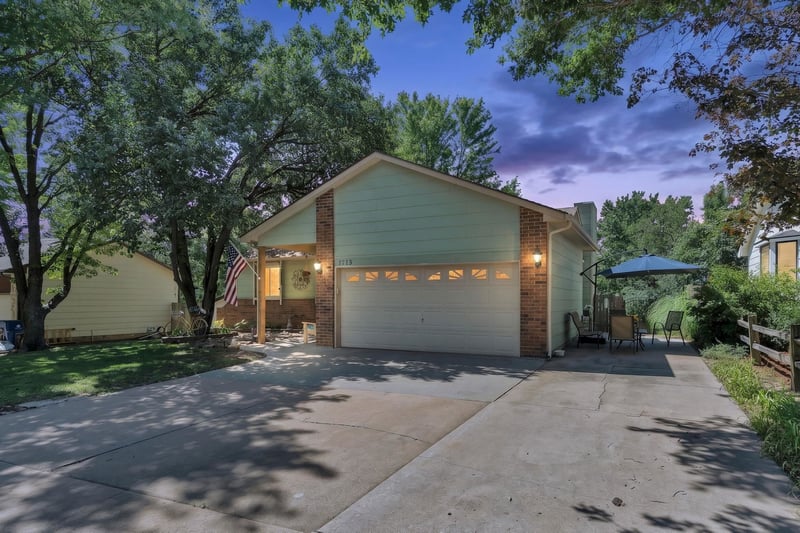 1713 E Cresthill Rd, Derby, KS 67037