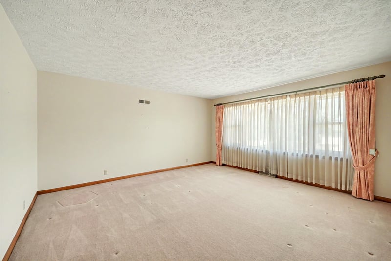 112 Douglas Dr, Salina, KS 67401