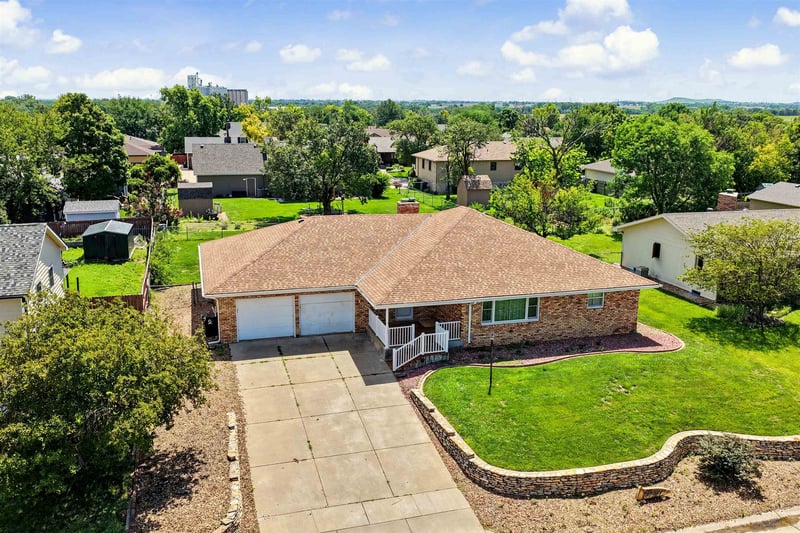112 Douglas Dr, Salina, KS 67401