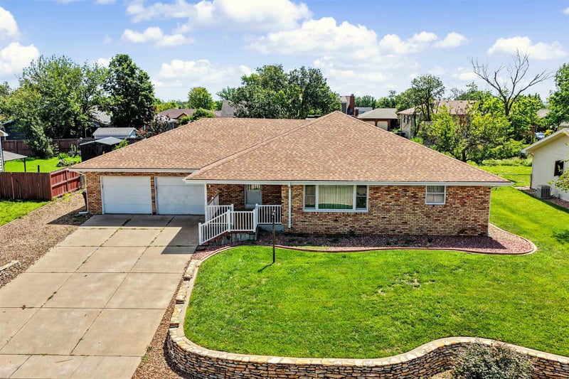 112 Douglas Dr, Salina, KS 67401