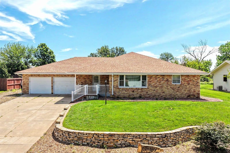 112 Douglas Dr, Salina, KS 67401