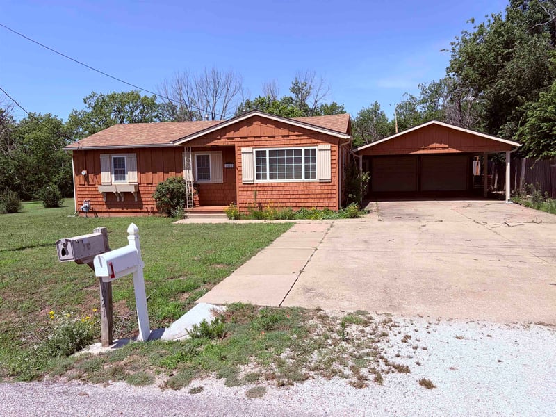 1022 S Cherry St, Wellington, KS 67152
