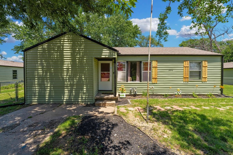 542 Sunrise Dr, Wichita, KS 67217