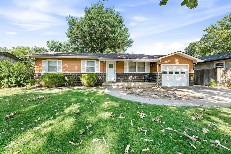 1209 N Sunset Dr, Mulvane, KS 67110