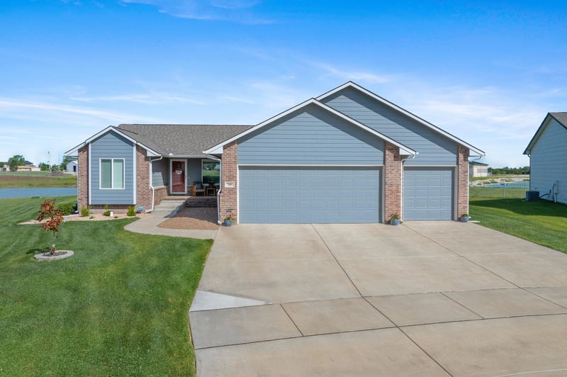 768 E Sunset Cir, Goddard, KS 67052