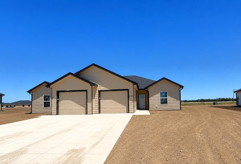 1237 Fountain Dr, Salina, KS 67401