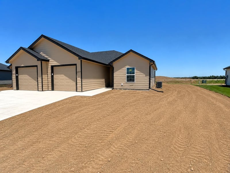 1237 Fountain Dr, Salina, KS 67401