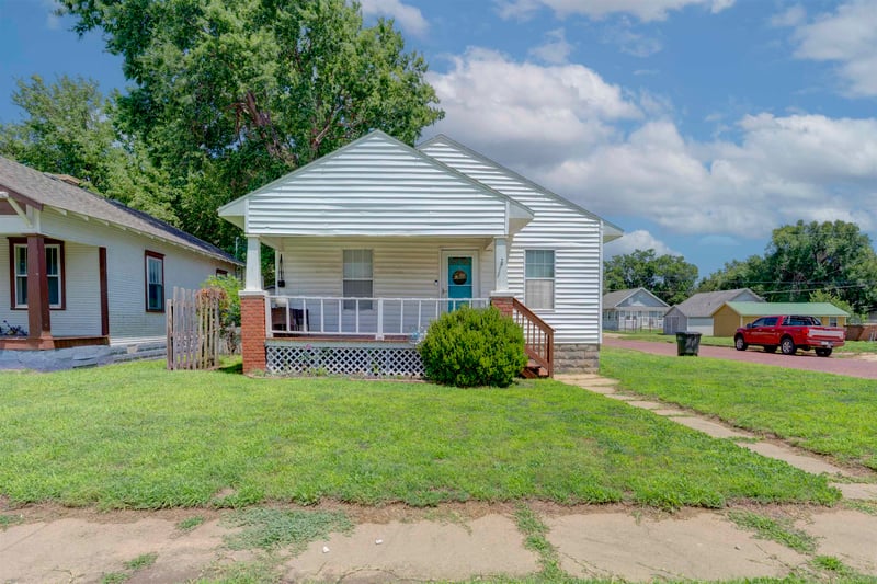1326 Summit St, Arkansas City, KS 67005