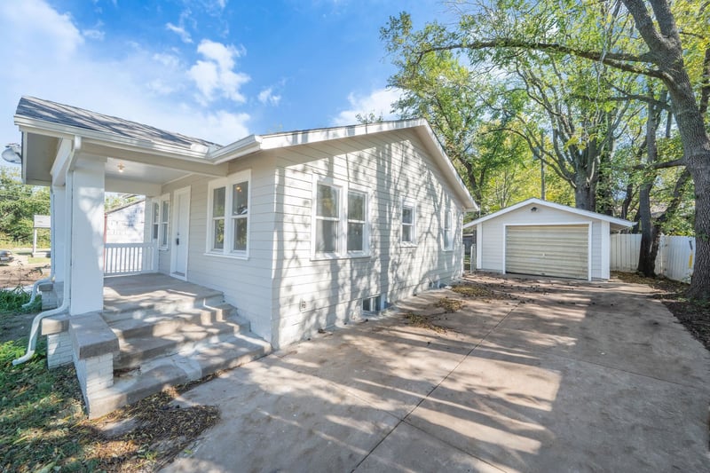 940 Holyoke , Wichita, KS 67208