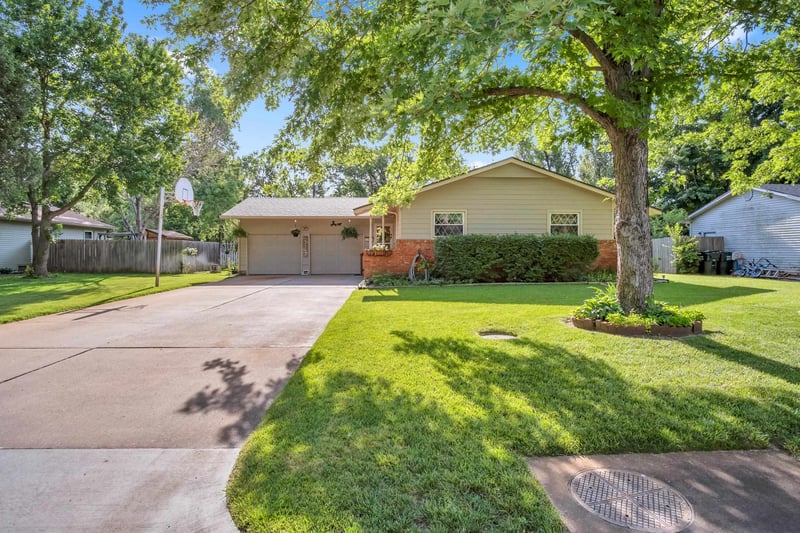 502 West , Halstead, KS 67056