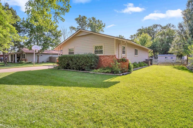 502 West , Halstead, KS 67056