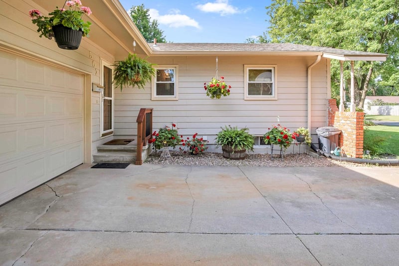 502 West , Halstead, KS 67056