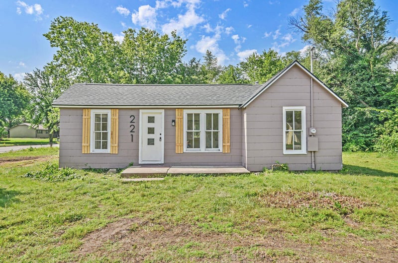 221 E 2nd, Halstead, KS 67056